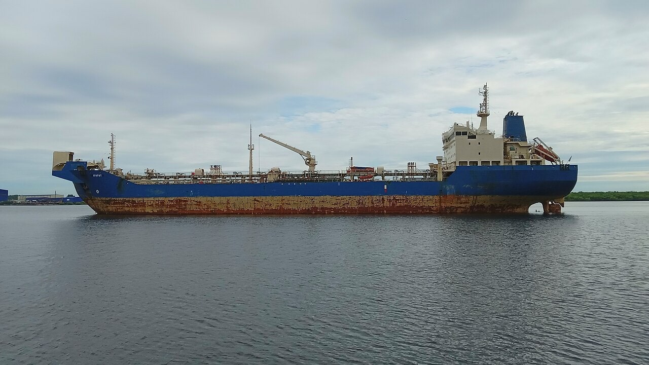 УКРАИНА ГИ ИНТЕНЗИВИРА НАПАДИТЕ ВРЗ РУСКИ БРОДОВИ, за една ноќ погодиле 20 танкери во Црното Море