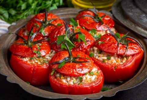Рецепт за домати полнети со зеленчук и кускус