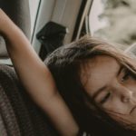 Спас за родителите: Што навистина помага кога на децата им се лоши во автомобил?