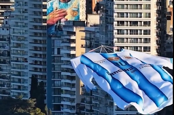 Гигантски дрес од Меси лебди во Розарио