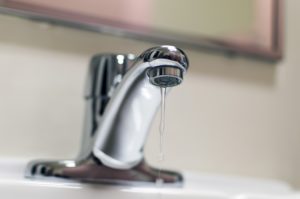 Едни немаат капка, други полеваат бавчи – Водоснабдувањето повторно пред Советот на Гостивар