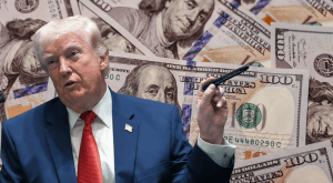 Трамп стана првиот претседател кој се потпишал на американскиот долар