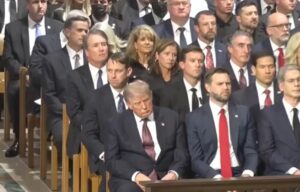 ВИДЕО: Трамп заспа на погреб,  Белата куќа го правда дека размислувал за губењето драг пријател