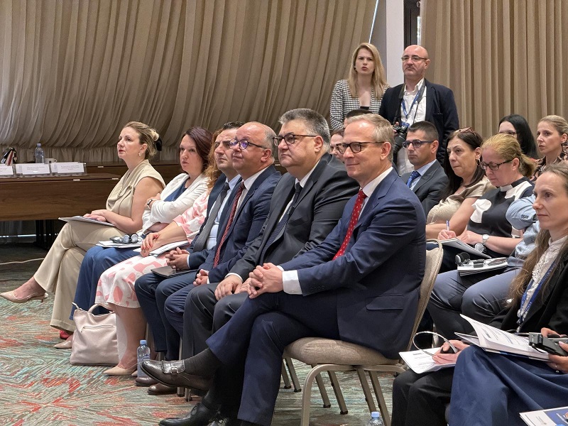 Вработување во јавната администрација по заслуга, а не по политички фаворитизам