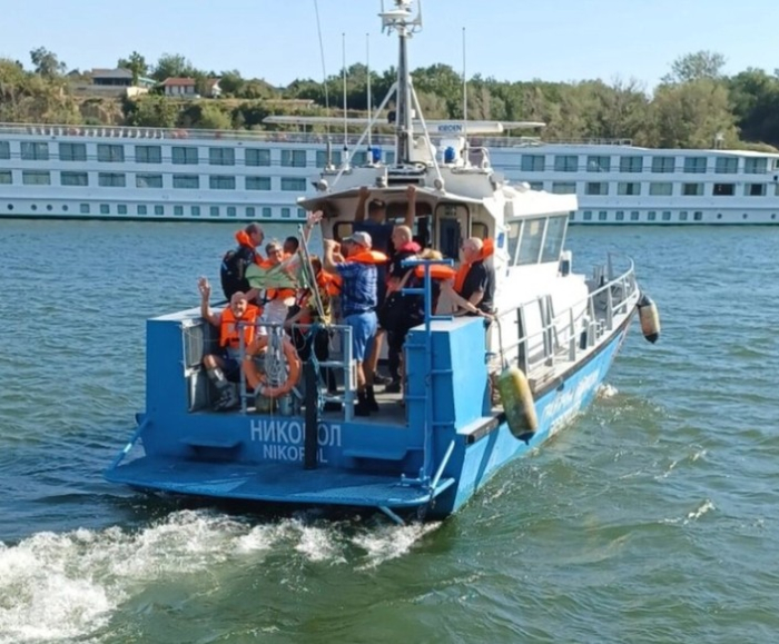 Бугарската гранична полиција евакуираше патници од насукан брод на Дунав