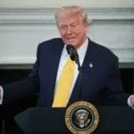 Трамп тргувал со акции непосредно пред одлуката за замрзнување на царините