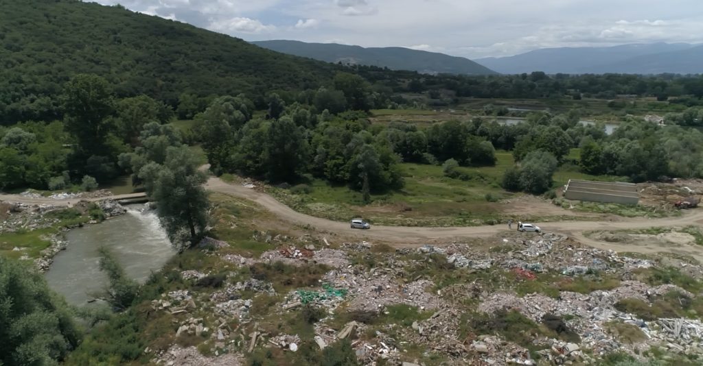 (ВИДЕО) Итарпејовци истураат отпад на диво на границата меѓу Желино и Јегуновце и го менуваат текот на Вардар