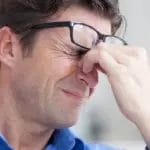 НЕ ГИ ИГНОРИРАЈТЕ ОВИЕ СИГНАЛИ: Лекарите предупредуваат – главоболката може да биде знак на сериозна болест!