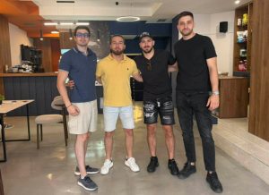 Познатиот ММА борец Марко Бојковиќ во Скопје имаше средба со познатите каратисти Давид и Глигор Петкови