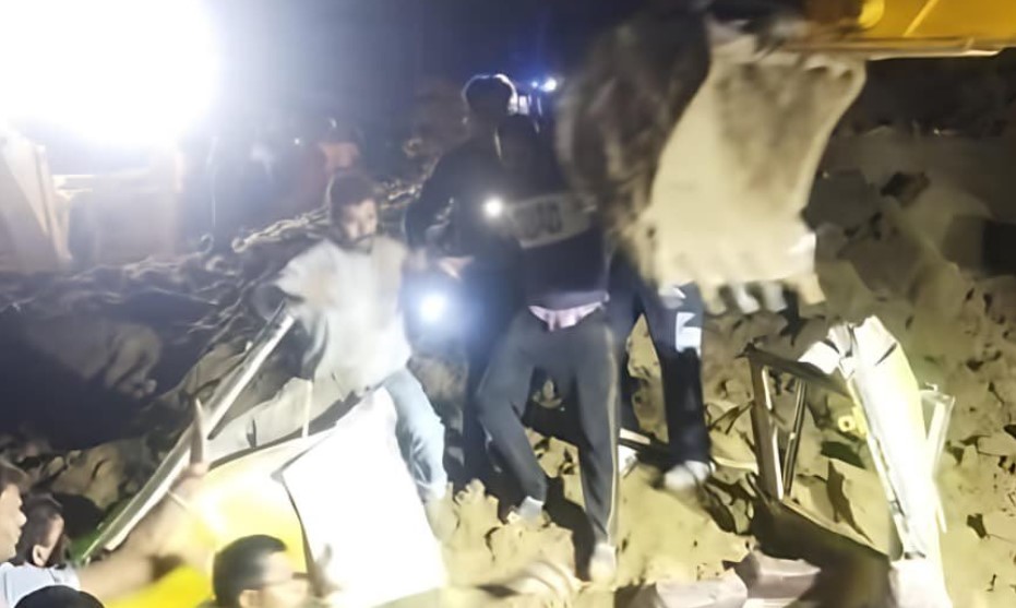 Најмалку 44 луѓе загинаа во поплавите и во свлечиштата во Бангладеш