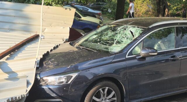 Невремето направи хаос во Скопје – оштетени автомобили, паднати кровови, откорнати дрвја, блокирани патишта…