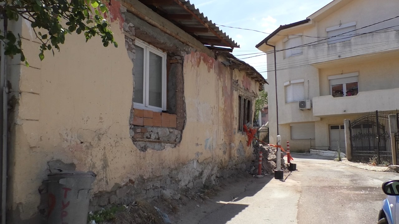Багер срушил дел од семејна куќа во Штип
