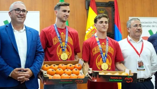 ШПАНСКИТЕ ФУДБАЛЕРИ РУИС И ГАВИ ДОБИЈА НАД 150 КИЛОГРАМИ ДОМАТИ ЗА ОСВОЈУВАЊЕТО НА СВЕТСКОТО ПРВЕНСТВО