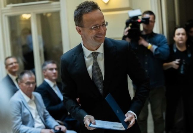 БИВШИОТ УНГАРСКИ МИНИСТЕР ЗА НАДВОРЕШНИ РАБОТИ СИЈАРТО СТАНА ДИРЕКТОР ВО КИНЕСКА АВТОКОМПАНИЈА