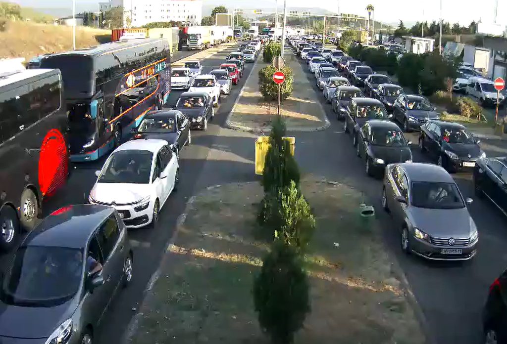 Колони на Богородица: За излез од Македонија се чека околу два часа