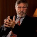 Д-р Басел ван дер Колк: Траумите од детството се лекуваат, а клучот е во моќта на родителскиот збор!