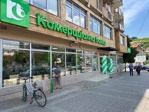 Комерцијална банка со ново лице во Кочани: Реновирана филијала и дигитална зона 24/7 за побрзи банкарски услуги и подобрено корисничко искуство