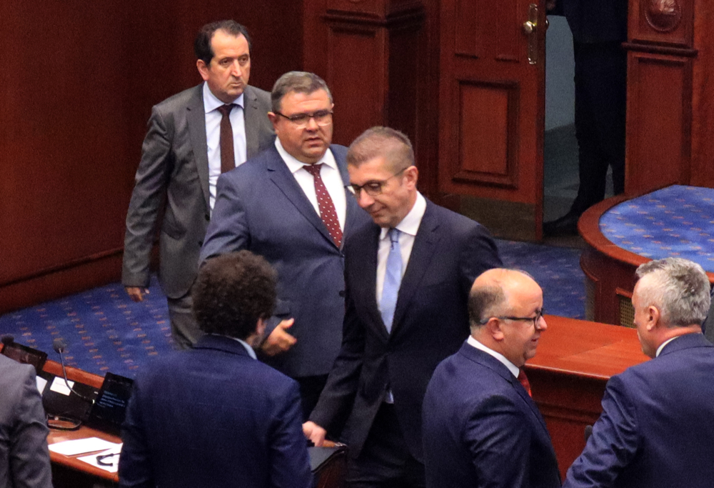 Пауза по пауза, блокирана седницата за пратенички прашања