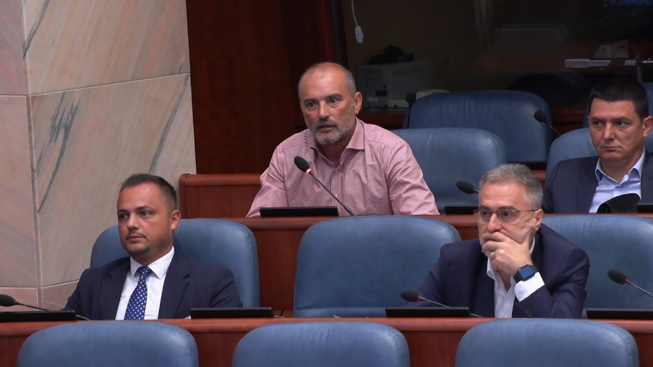 Тензично во Собранието, СДСМ, ДУИ и пратениците на Села и Таравари ја напуштија седницата