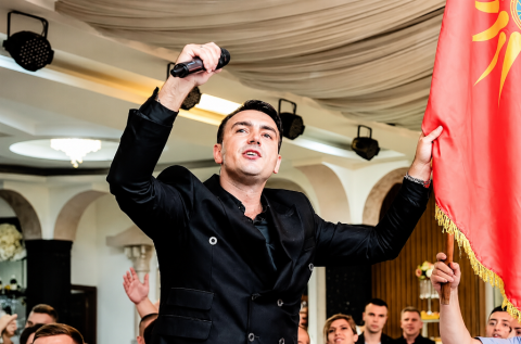 Датум што се памети цел живот: Пејачот Дамјан Стојаноски стана татко по третпат, а причината за славење е тројна