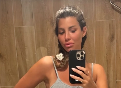 Јелена Радановиќ гушка дрво, а сите го гледаат нејзиниот задник: Сопругата на Слоба се соблече на плажа, па ги воодушеви мажите