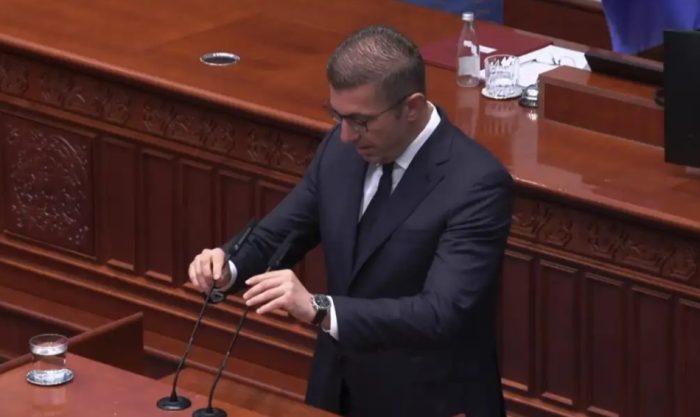 МИЦКОСКИ: Не ви сметаше да трчате по Стоиљковиќ, да го убедувате и да нудите сè и сешто да гласа за промена на името?