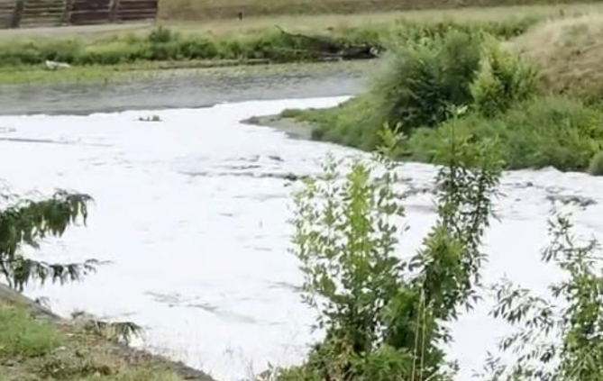 Бела пена се влева по Лепенец во Вардар