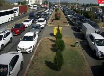 ГУЖВА НА „БОГОРОДИЦА“: За излез од Македонија се чека околу два часа