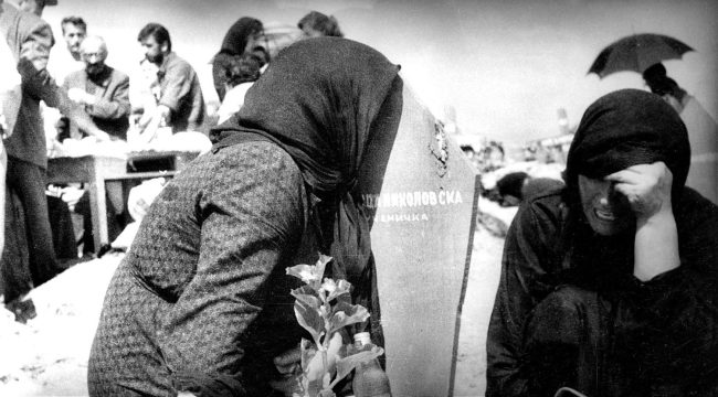 НА 26 ЈУЛИ СЕ ОТВОРА ИЗЛОЖБА НА ФОТОГРАФИИ ОД ТАЖАЧКИТЕ НА ГРОБИШТАТА КОИ ЕТНОЛОГОТ ВАСИЛ ХАЏИМАНОВ ГИ СНИМИЛ ПО СКОПСКИОТ ЗЕМЈОТРЕС ВО 1963