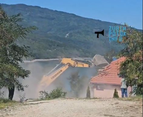(ВИДЕО) Косовските власти продолжија со рушењето на објекти во Газиводе во сопственост на Срби