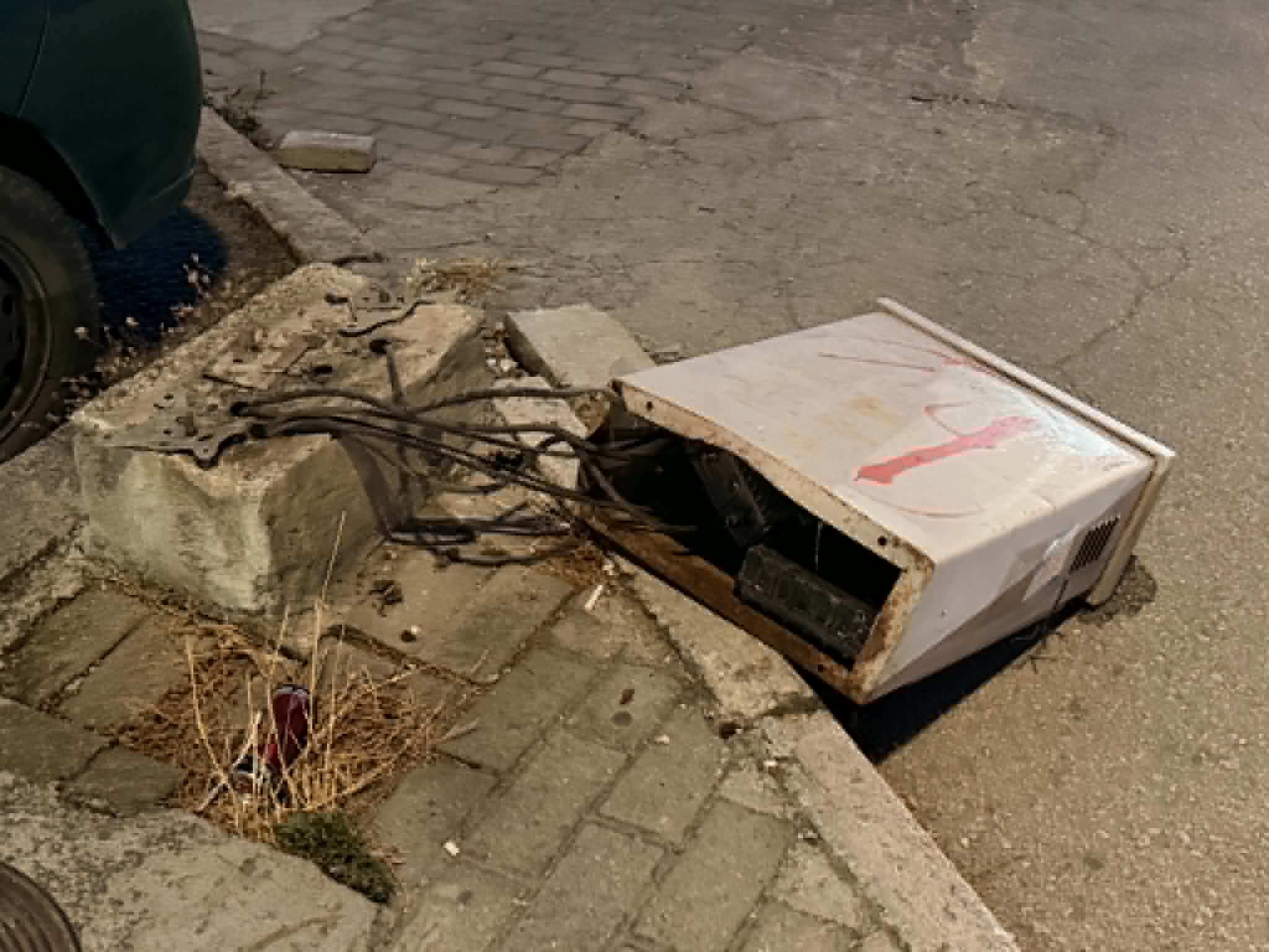 Уништено електрично сандаче на улицата „Карпош Војвода“ во Охрид