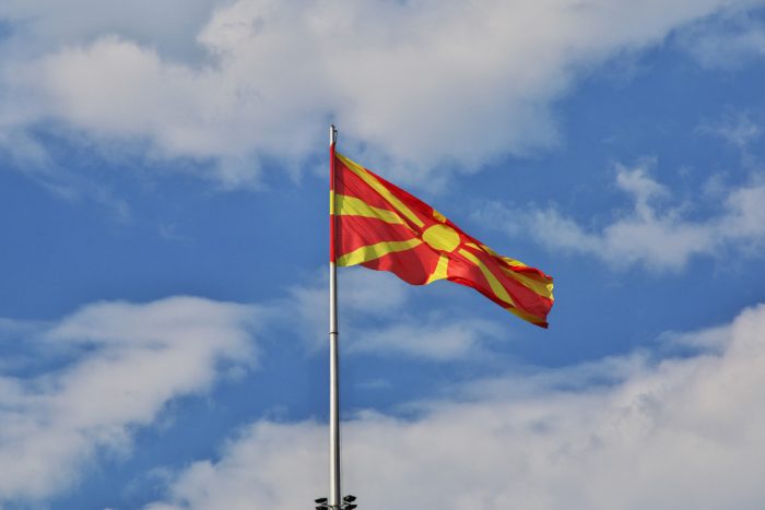 ИНЦИДЕНТ ВО ПРИЛЕП: 43-годишен Словенец од јарбол го симнал и запалил македонското знаме пред општина Прилеп