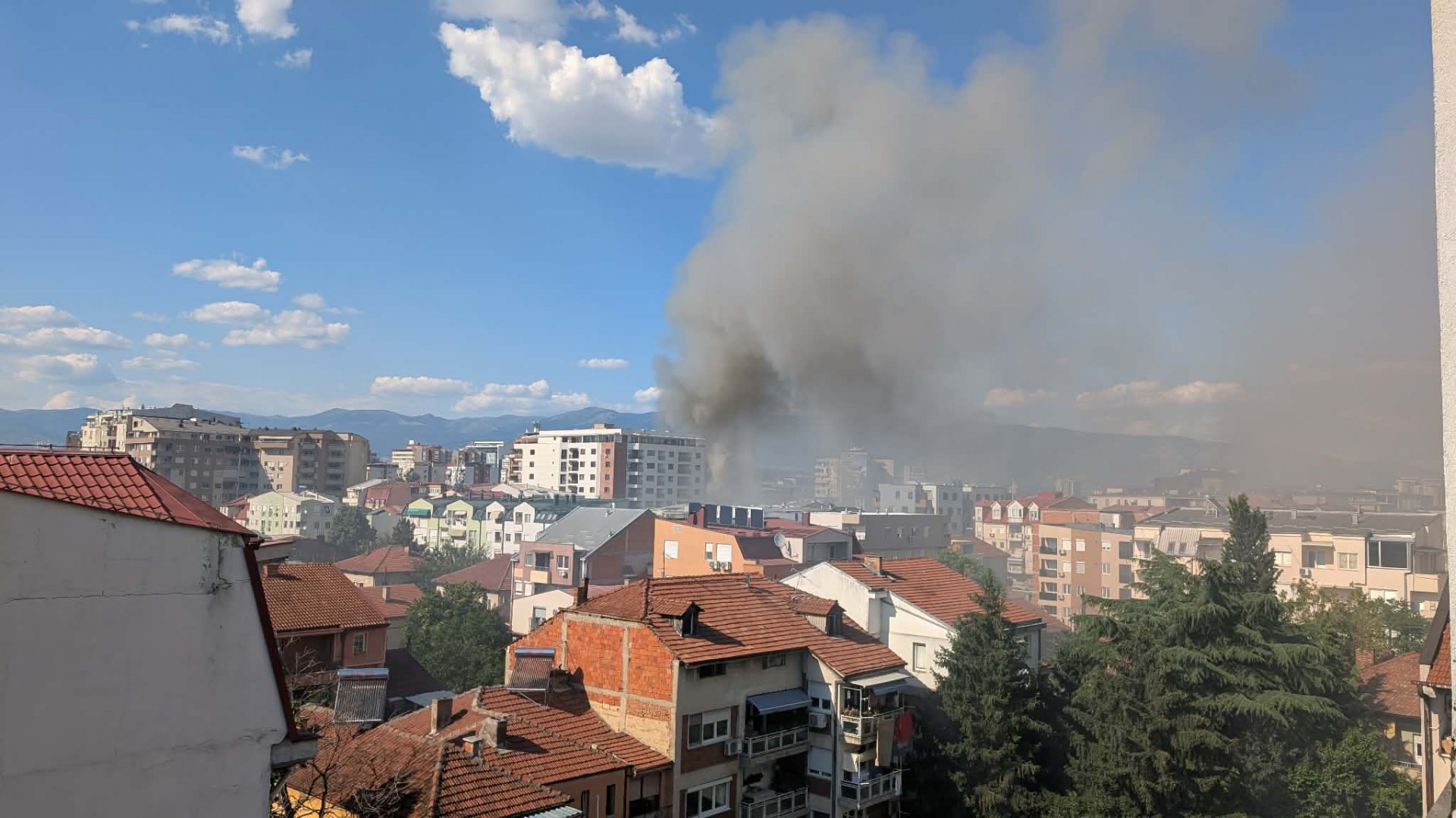 (ВИДЕО) Црн чад над Кисела Вода, пожарникарите гаснат пожар на Јужен булевар