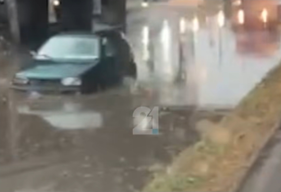 (ВИДЕО) Хаос ни скопските улици: Кола заглавена во вода