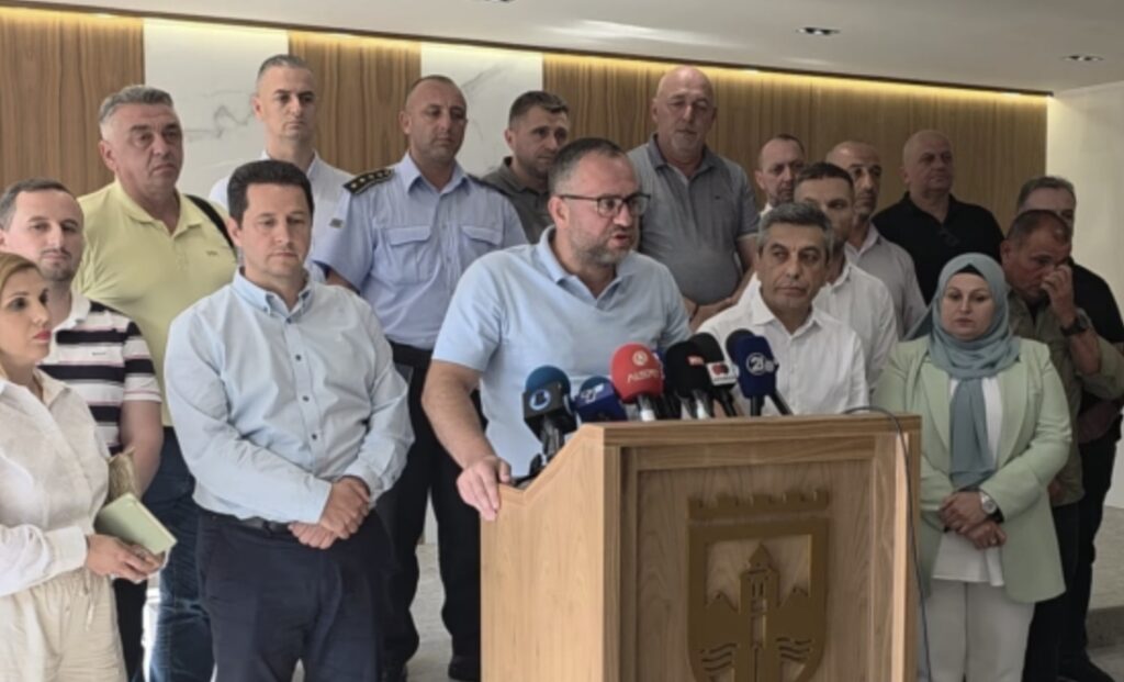 Тошковски: Почна хиперхлорирање на водата во Гостивар, се очекува постепена нормализација