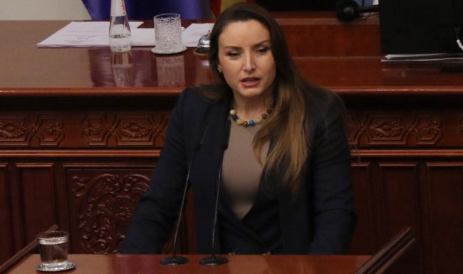 ПРАТЕНИЧКАТА ДАУТИ НЕ САКАШЕ ДА СЕ ТРГНЕ ОД СОБРАНИСКАТА ГОВОРНИЦА ЗАШТО ПРЕМИЕРОТ НЕ Ѝ ОДГОВАРА НА ПРАТЕНИЧКО ПРАШАЊЕ, ГАШИ ЈА ПРЕКИНА СЕДНИЦАТА, НА МИНИСТРИТЕ ИМ БЕШЕ СМЕШНО