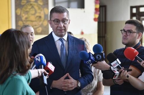 МИЦКОСКИ: Владата подготвува мерки за поддршка на млекопроизводителите, ќе се заострат критериумите за увоз на млеко во прав