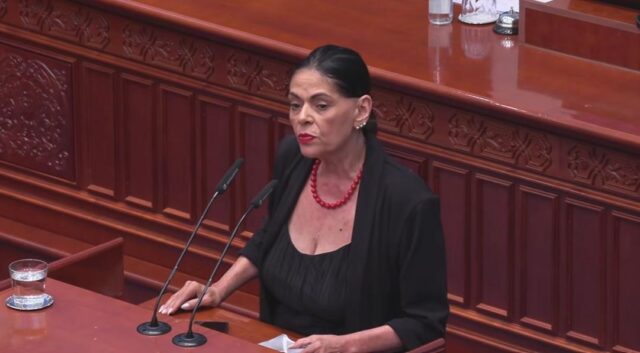 Бендевска до Цеков: Миле, нема да добиеш Бугари во Устав сè додека ЗНАМ е во Владата