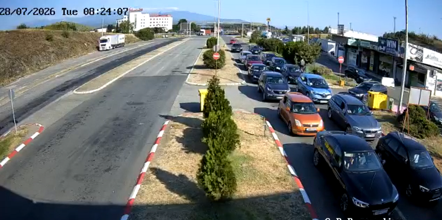 (ФОТО) Зголемена фрекфенција на возила на „Богородица“, се чека околу 15 минути