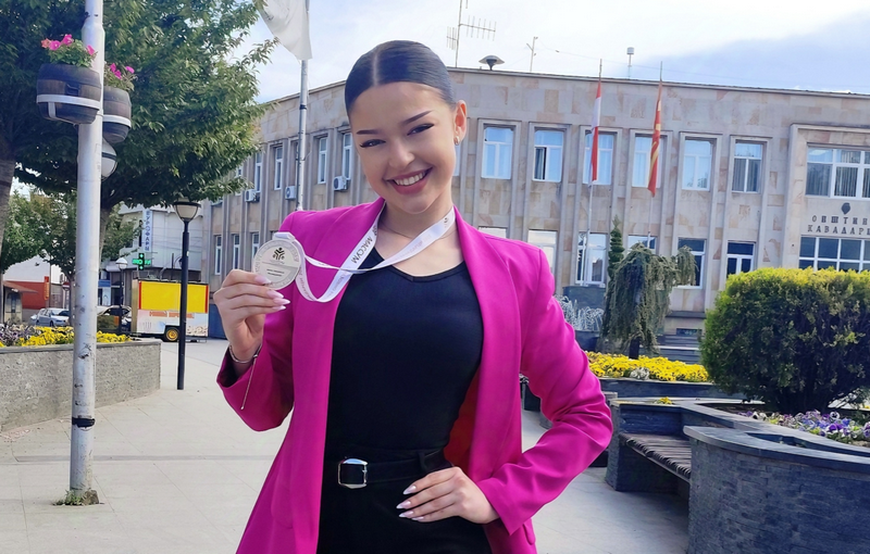 Сара Јованова победи на ораторски натпревар со говор за иселувањето: „Младите не си одат за подобар живот, туку бегаат од понижувањето“