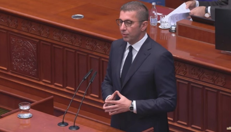 „Се надевам дека тоа никогаш нема да ни се повтори“: Мицкоски им се извини на пртениците за инцидентите во Собранието