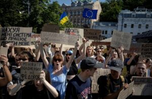 Зеленски: Украинците имаат право да протестираат дури и за време на војна