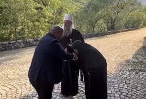 Монахиња на СПЦ му бакна рака на пасторот Бернс, духовен советник на Трамп