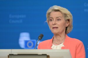 Фон дер Лајен ги призна проблемите: Летните патувања заглавени поради новите контроли на ЕУ