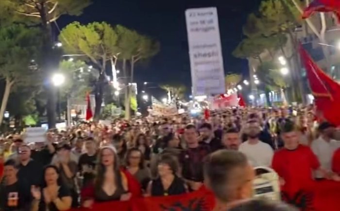 ПРОТЕСТИ ВО ТИРАНА: Демонстрантите револтирани за издвоените 4 милиони евра за концертот на Канје Вест бараат оставка од Рама