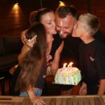 „Битно ставив панделка“: Маја Кикириткова се обиде сама да ја склопи скарата за роденденот на сопругот