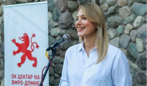 Модерна и непосредна: Марија Митева покажа што е беспрекорна летна деловна елеганција  со политички потпис