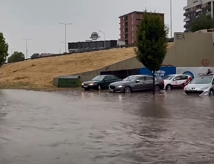 Пороен дожд го „парализира“ Скопје – пријави за поплавени куќи и автомобили