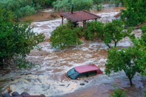 Силна бура ја погоди Албанија: Има загинати и повредени