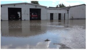 Голем дефект на водоводна цевка ја поплави прилепската противпожарна единица